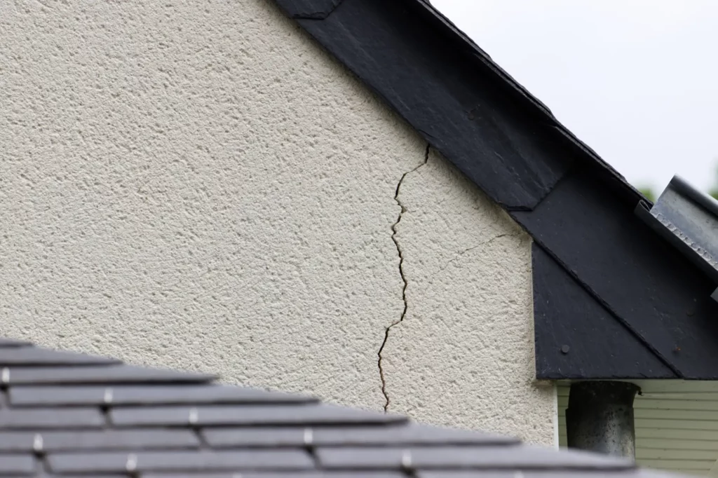Vue du haut d'une maison, fissure dans le pignon sous la toiture